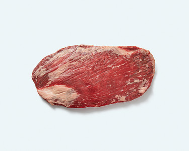 整个平的新鲜机生牛肉烤分离白色背景文字的地方天然生牛肉侧排图片