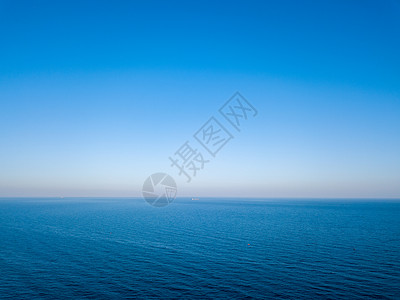 田园诗般的海景,蓝色的水模糊的地平线空中鸟瞰无人机自然背景,文字的地方蓝色的海洋蓝天的海洋的自然风景无人机的鸟背景图片