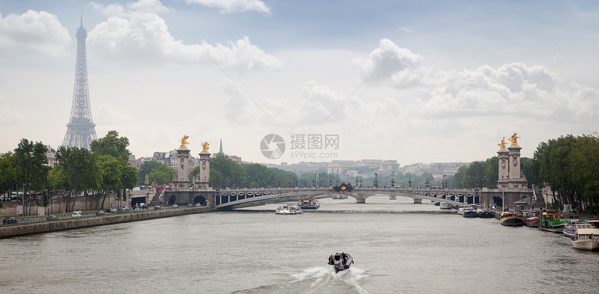 法国巴黎亚历山大三世大桥埃菲尔铁塔全景,亚历山大三世大桥埃菲尔铁塔的景色图片