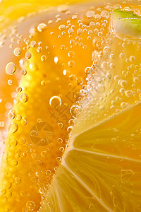 多汁的成熟柠檬片,杯水中气泡清爽柠檬水的观照片黄色柠檬片的观照片图片