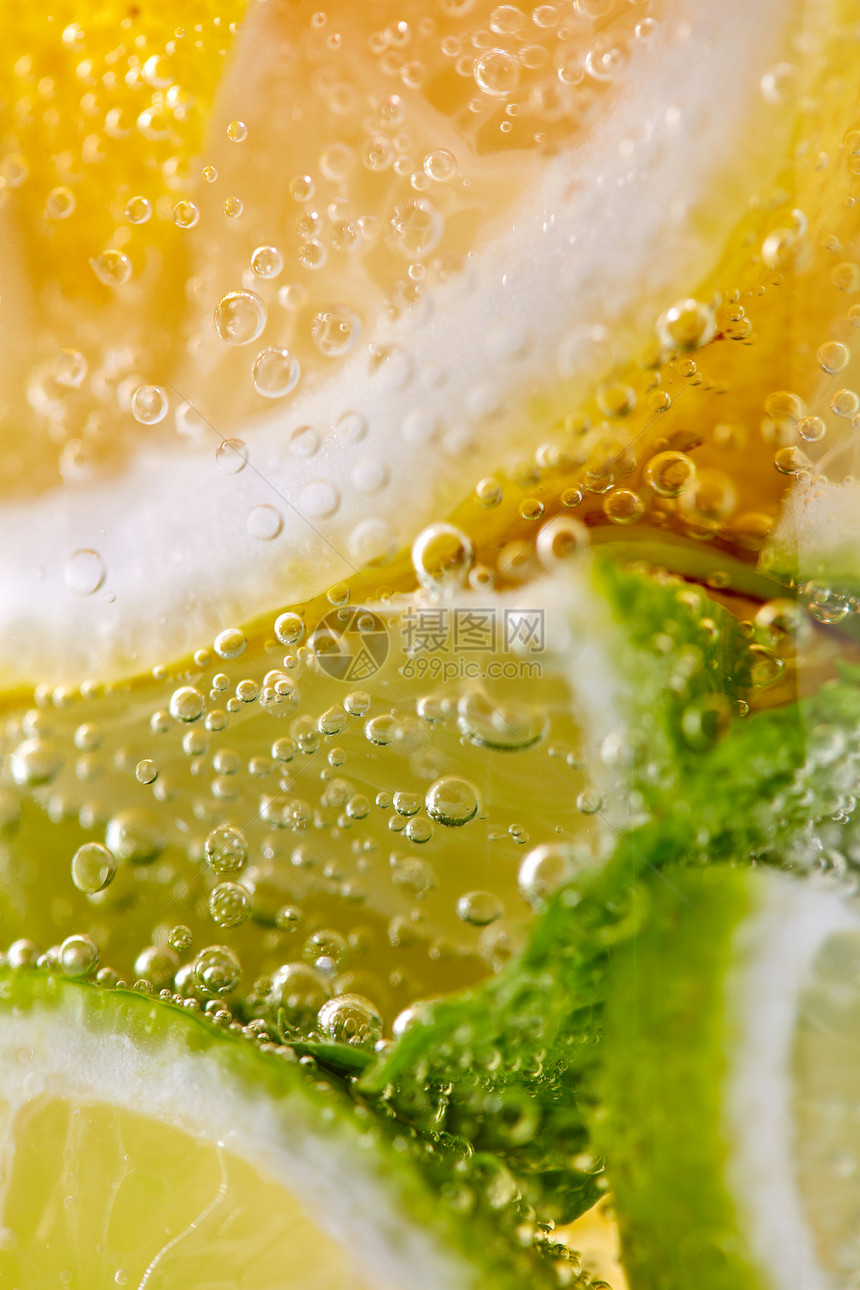 新鲜的青柠檬片黄色柠檬片薄荷叶片的观照片,璃中气泡凉爽的夏季饮料绿色的薄荷叶,柠檬石灰与气泡透明的璃夏图片