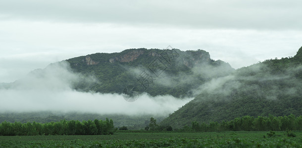 清晨薄雾下的群山图片