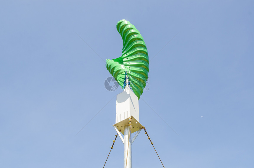 风力涡轮机蓝天背景下的垂直螺旋形状图片