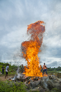 消防宣传月坎查纳布里,泰国20159月15日焚烧志愿者正帮助放火销毁Kanchanaburi20159月15日的品背景