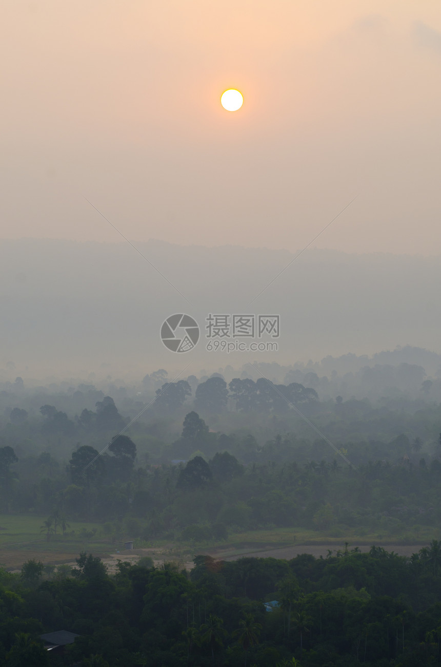 夕阳下的山图片