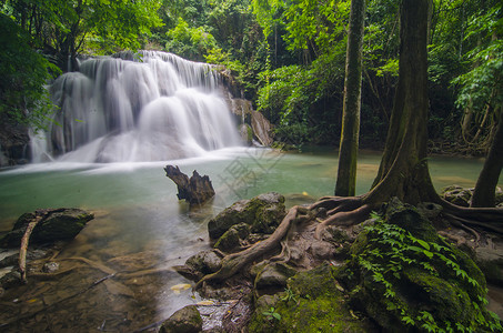 泰国卡拉万瀑布公园深林瀑布图片