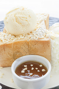 蜂蜜吐司,由包蜂蜜冰淇淋成图片