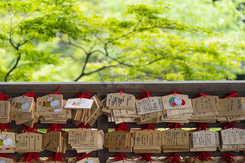 日本神社内的小木制祈祷板图片