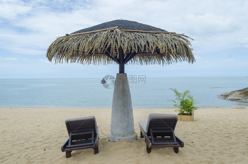 泰国蓝天上美丽的海滩上睡觉图片