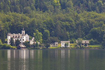 奥地利霍尔斯特特村湖泊的全景图片