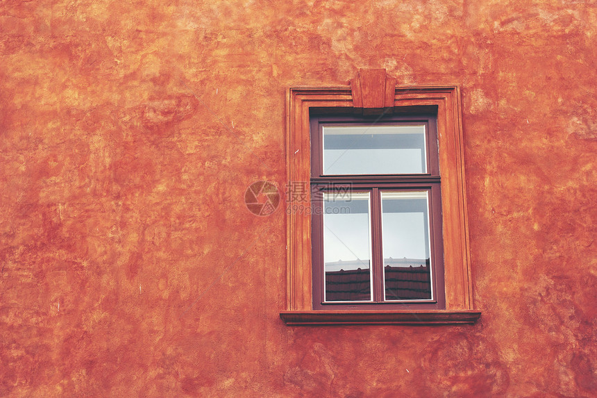 彩色水泥墙上的老式窗户可用于背景图片