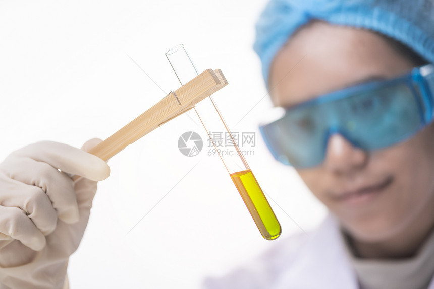 化学实验室场景吸引力的轻博士学生科学家观察璃管中的指示颜色变化图片
