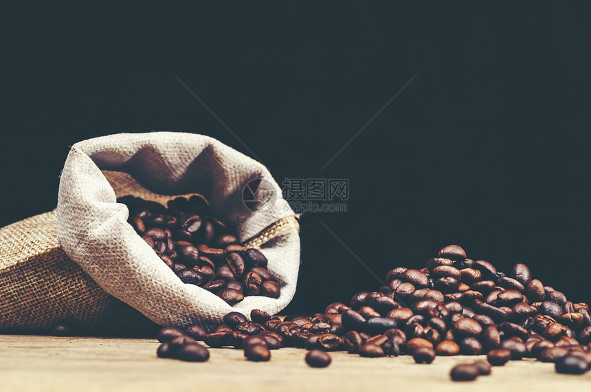 木制背景上的咖啡豆,阿拉伯咖啡,老式过滤图像图片
