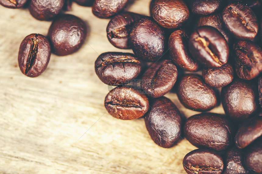 木制背景上的咖啡豆,阿拉伯咖啡,老式过滤图像图片