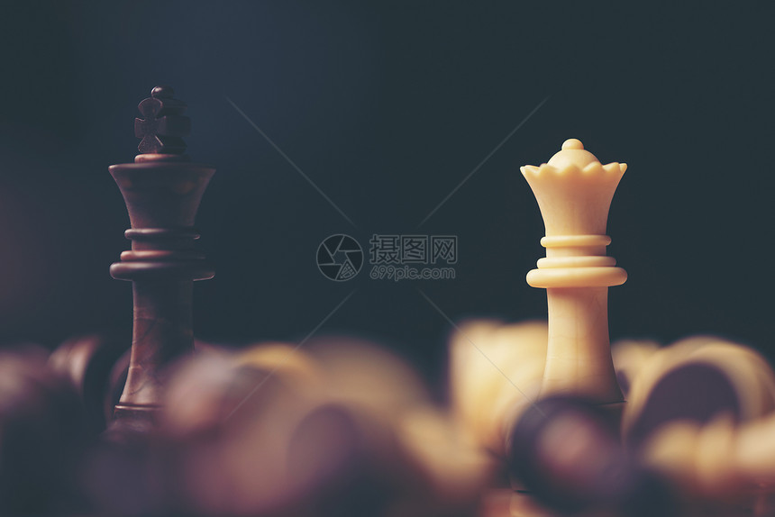 棋盘上的棋子后黑色的木头背景图片