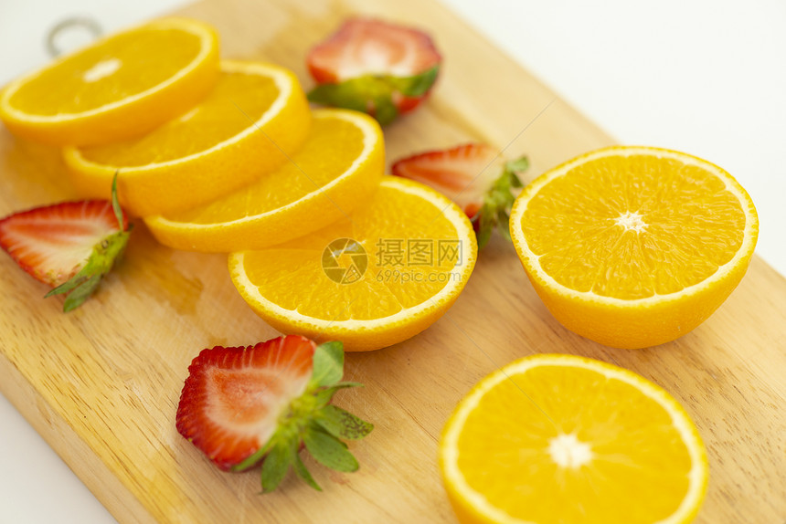白色背景上分离的橙色水果图片