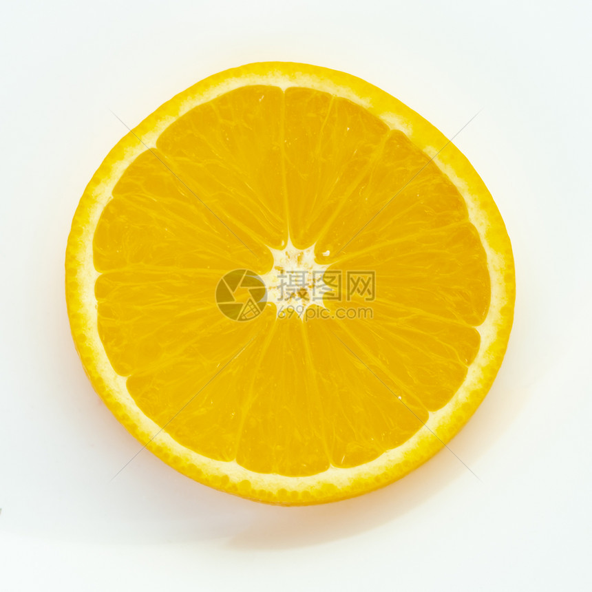 白色背景上分离的橙色水果图片