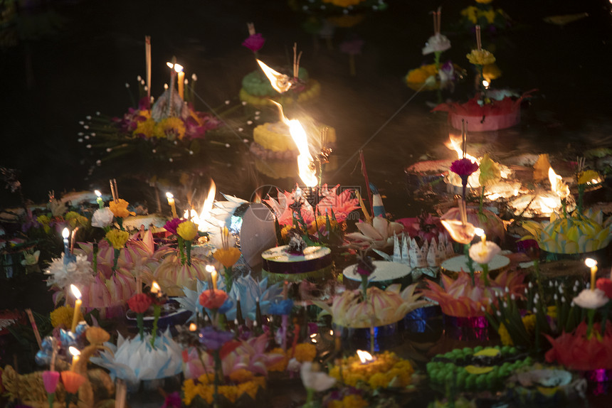 洛伊克拉通节,人们买花蜡烛来点燃漂浮水上,以庆祝泰国的洛伊克拉通节图片