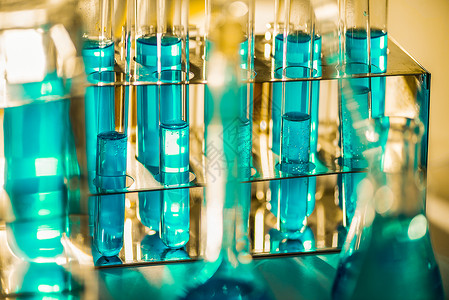 化学实验室的璃器皿蓝色液体设备图片