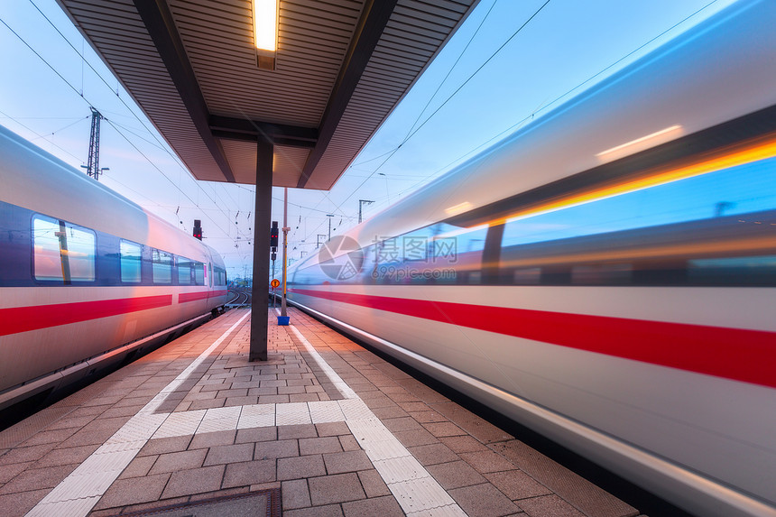 高速客运列车铁路站台上运动黄昏模糊的火车德国纽伦堡夜间火车站铁路旅游,铁路旅游工业景观运输图片