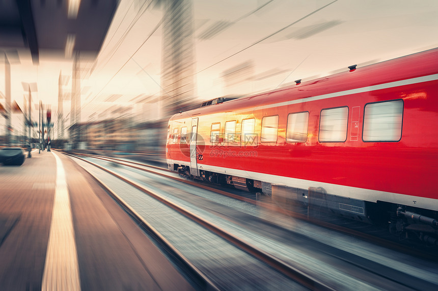 现代高速红色客运通勤列车铁路站台日落德国纽伦堡火车站运动模糊效应的铁路工业景观运输图片