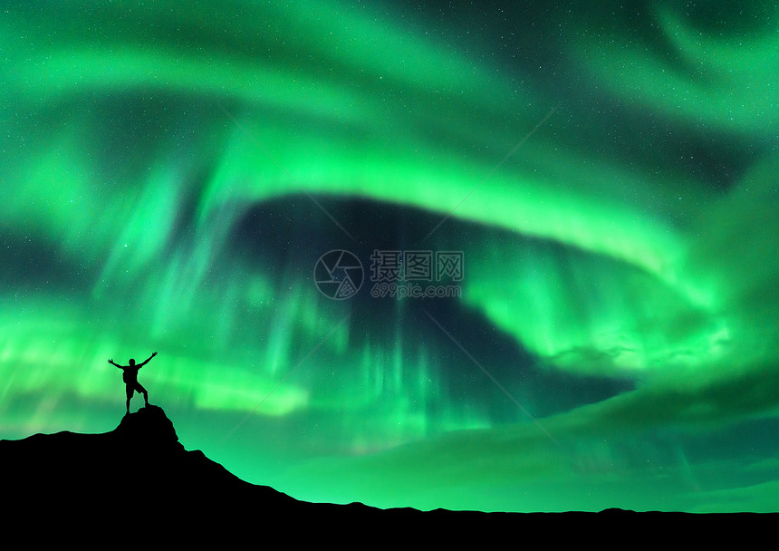 北极光个山峰上举手臂的人的轮廓挪威洛福腾群岛极光快乐的人天空星星北极光夜间景观与极光人图片
