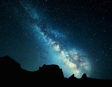 夜风景与五颜六色的银河山上夏天岩石的星空美丽的宇宙图片