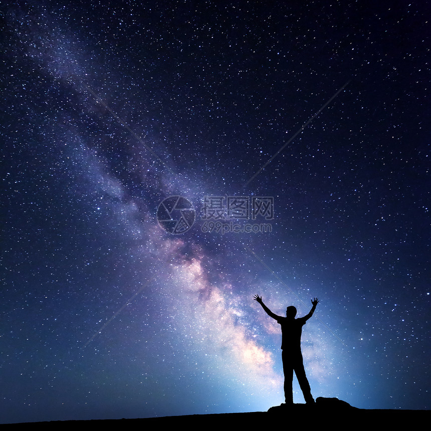五颜六色的银河景观夜空中星星轮廓,个快乐的人举手臂山上美丽的宇宙太空背景图片