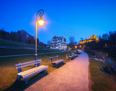 夜间景观与美丽的长凳与路灯晚上高清图片