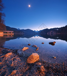 德国阿尔普西湖春天的夜晚美丽的夜景,湖,山,森林,星星,满月,天空石头水中全景照片背景图片