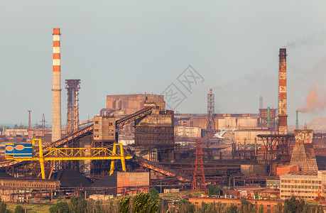 日落时烟囱的钢厂冶金厂钢铁厂,钢铁厂欧洲的重工业烟囱的空气污染,生态问题工业景观环境高清图片素材