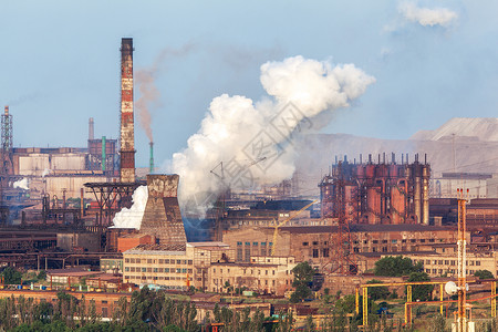 日落时烟囱的钢厂冶金厂钢铁厂,钢铁厂欧洲的重工业烟囱的空气污染,生态问题工业景观工厂高清图片素材