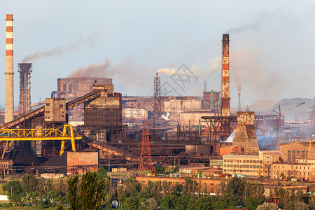 日落时烟囱的钢厂冶金厂钢铁厂,钢铁厂欧洲的重工业烟囱的空气污染,生态问题工业景观工程高清图片素材
