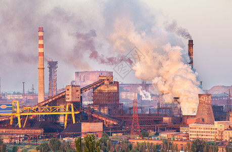 乌克兰的工业景观日落时的钢厂烟的管子冶金厂钢铁厂,钢铁厂欧洲的重工业烟囱的空气污染,生态问题天空高清图片素材