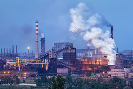 重工业污染晚上白烟的冶金厂烟囱的钢厂钢铁厂,钢铁厂重工业烟囱的空气污染,生态问题黄昏时的工业景观背景