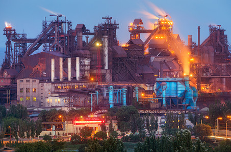 晚上冶金厂烟囱的钢厂钢铁厂,钢铁厂欧洲的重工业烟囱的空气污染,生态问题黄昏时的工业景观背景图片