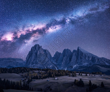 银河美丽的山冈上过夜秋天的风景山,紫色的天空星星明亮的银河图片