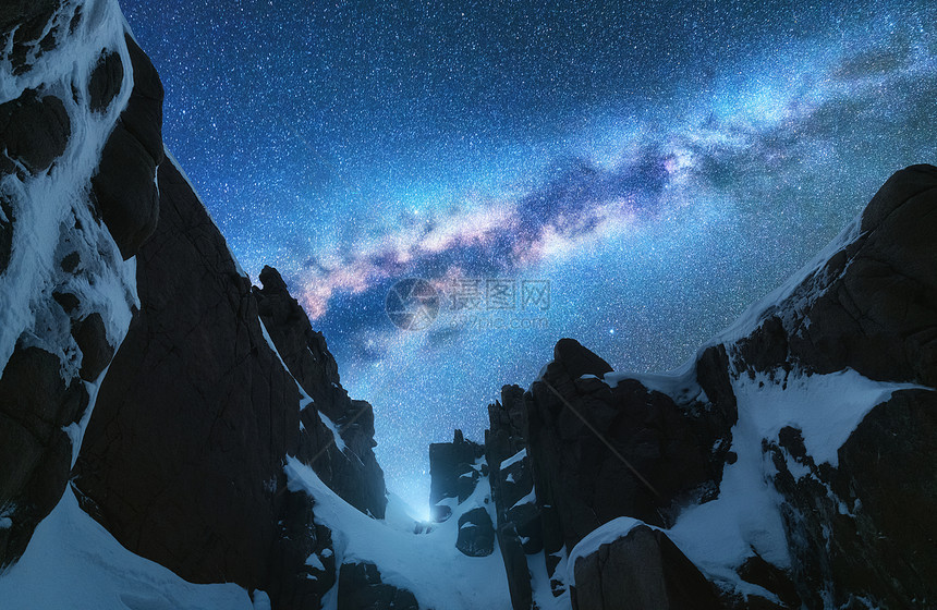 银河雪山美丽的场景,雪覆盖的岩石星空晚上山脉蓝天,喜马拉雅山上星星明亮的银河景观星系图片