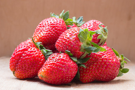 健康营养饮食木制桌子上的红色新鲜草莓水果背景图片