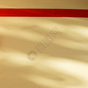 包斜线边框红色丝带明亮的木制表与边框背景