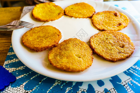 白色盘子上六个圆形美味的土豆煎饼详细的食物特写六个土豆煎饼图片