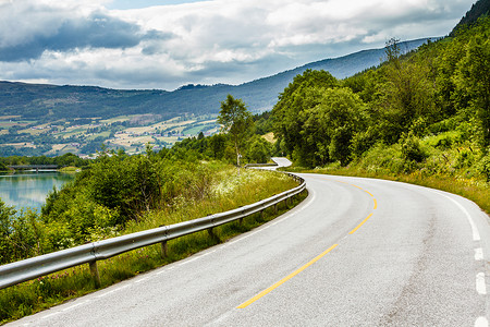 穿过挪威山脉的路美丽的风景旅行旅游挪威山区的道路景观绿色高清图片素材