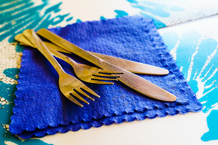 餐厅里两把刀叉放手帕上的详细特写手帕上两把刀叉图片
