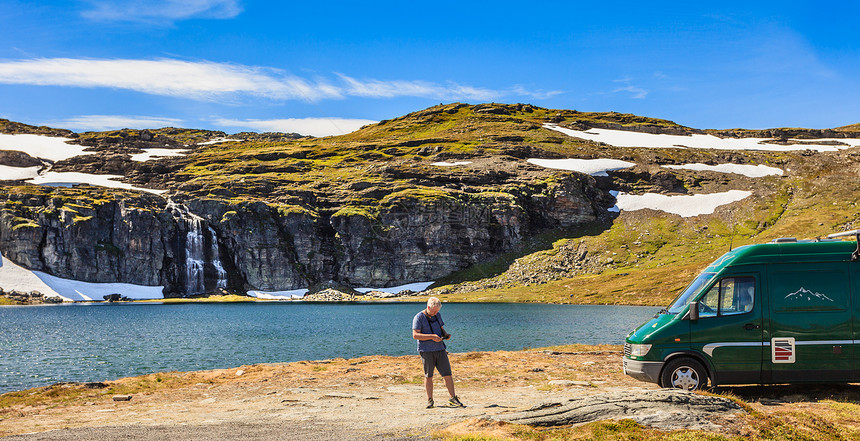 旅游度假旅游露营车高山湖的营地旅游路线Aurlandsfjellet露营车山湖Flotvatnet,Aurl图片