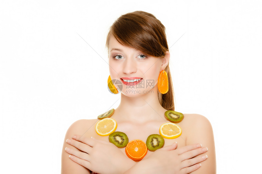 饮食快乐的女孩,项链耳环的新鲜柑橘类水果隔离白色轻妇女推荐健康的食物营养图片