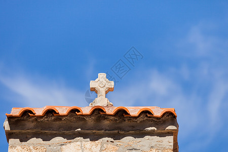 屋顶上座古老的中世纪十字架基督教文化的标志,象征屋顶上的中世纪十字架图片