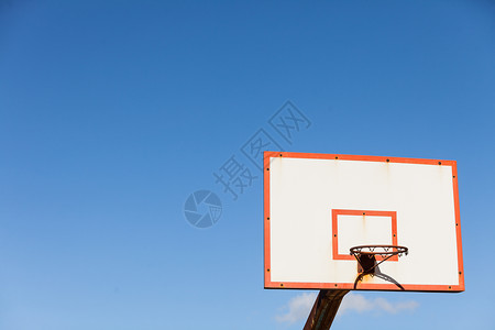 篮球板与篮箍抗蓝天运动,娱乐活动篮球篮抗蓝天背景图片