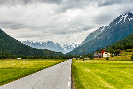 穿过挪威山脉的路美丽的风景旅行旅游挪威山区的道路景观大街高清图片素材