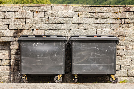 垃圾回收两个黑色工业垃圾桶垃圾箱,小垃圾两个黑色工业垃圾桶容器垃圾图片