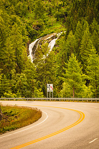 穿过挪威山脉的路美丽的风景,绿色的瀑布旅行旅游挪威山区的道路景观斯堪的纳维亚高清图片素材